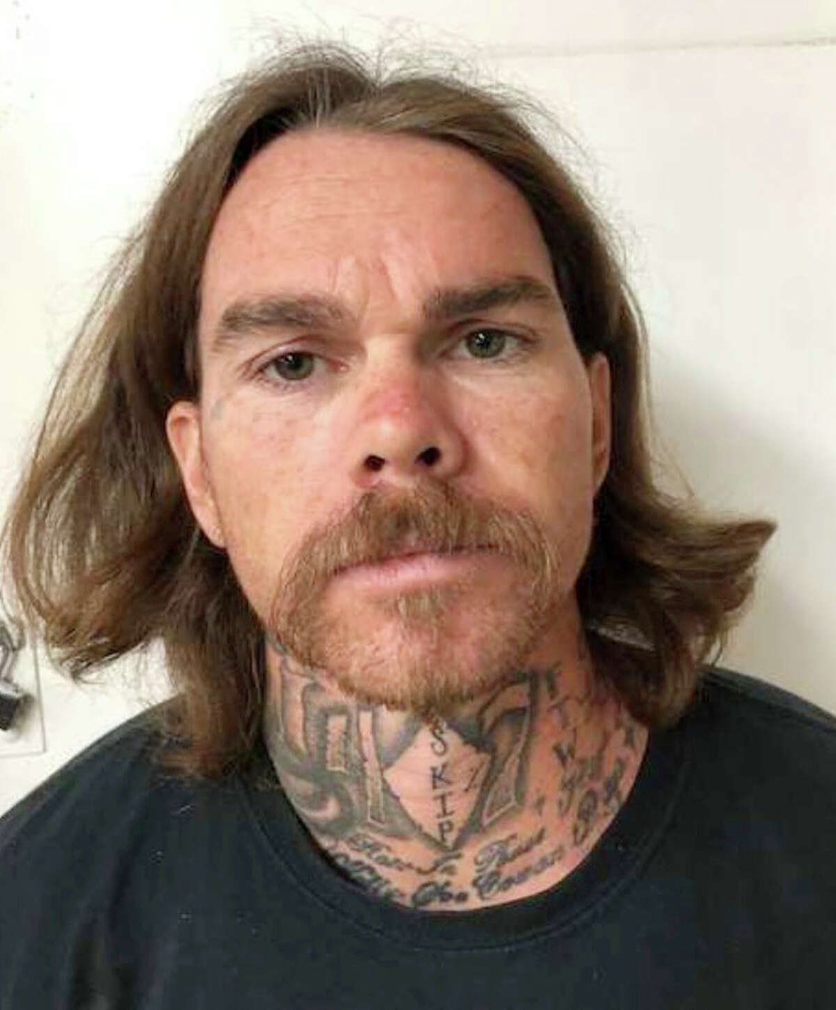 Esta foto sin fecha proporcionada por el Departamento de Policía de Phoenix en abril de 2022 muestra a Nicholas Cowan. Cowan, de 35 años, que está acusado de disparar y herir a un agente de policía de Phoenix el jueves 14 de abril de 2022, fue encontrado el domingo 17 de abril después de una persecución de tres días. (Departamento de Policía de Phoenix vía AP)