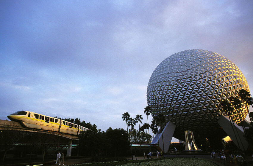  La popular atracción de Disney World Spaceship Earth fue evacuada varias veces debido a un mal funcionamiento desconocido del viaje
