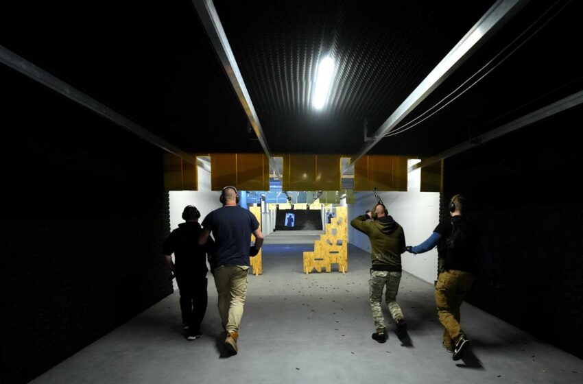  Los checos imparten formación gratuita de tiro a los ucranianos locales