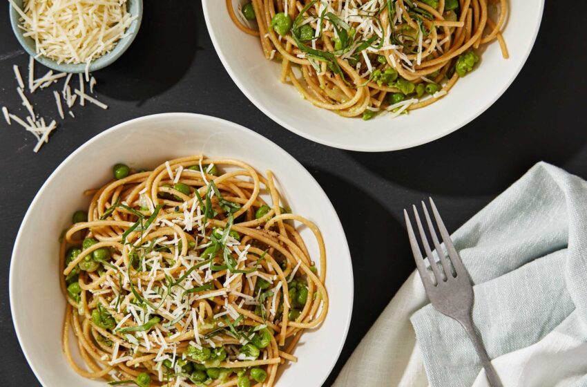  Los guisantes sofocados hacen una salsa de pasta suntuosamente sabrosa.