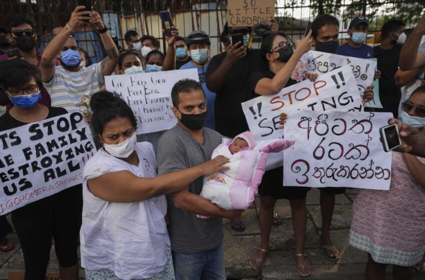  Los manifestantes desafían el toque de queda para exigir la dimisión del líder de Sri Lanka