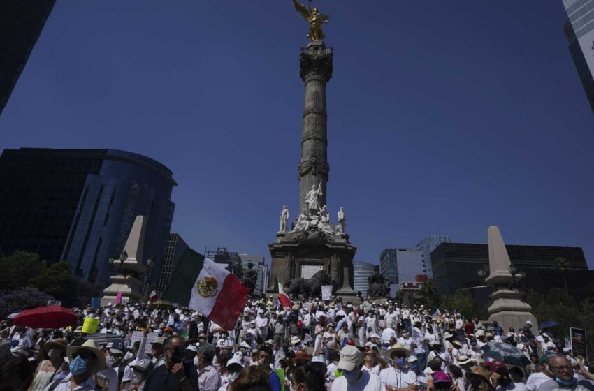  Los mexicanos votan si el presidente se queda o se va