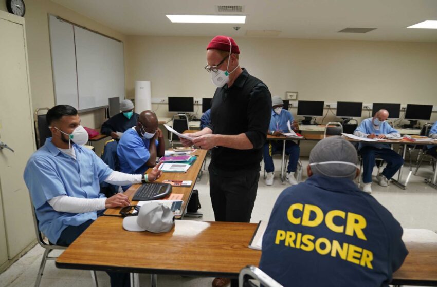  Los reclusos de California estudian en la primera universidad entre rejas