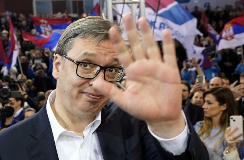  Los serbios votan en unas elecciones triples que mantendrán a los populistas en el poder