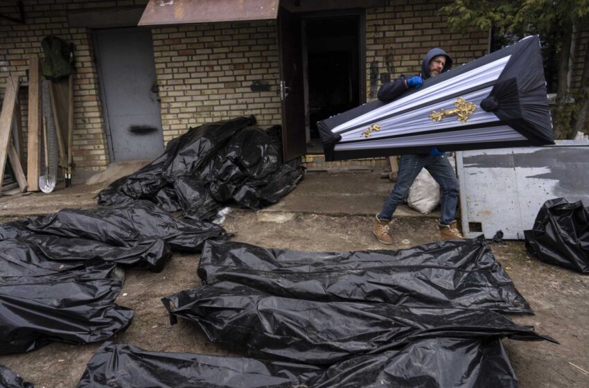 Los ucranianos se ocupan de las espeluznantes secuelas de las atrocidades
