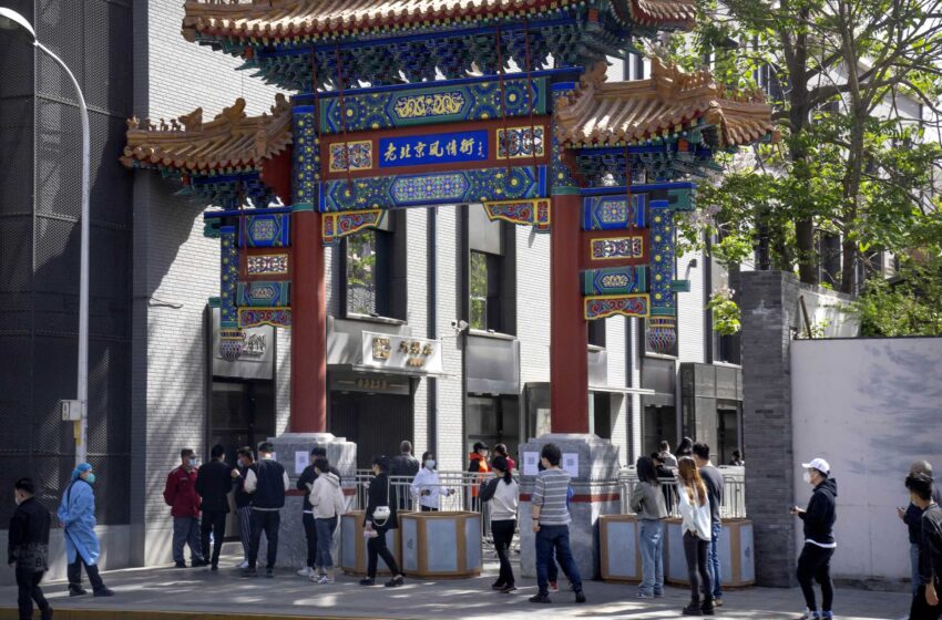  Pekín impone las pruebas masivas de COVID, cierra los barrios