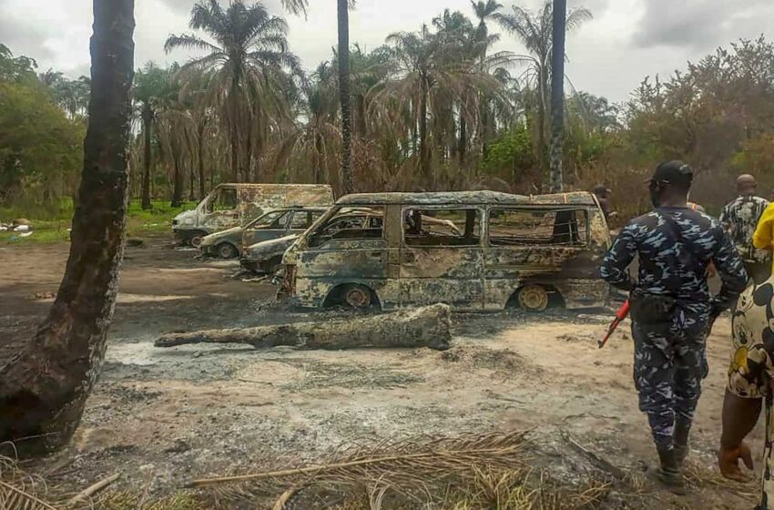  Se busca a dos sospechosos mientras 100 personas mueren en la explosión de una refinería de petróleo en Nigeria