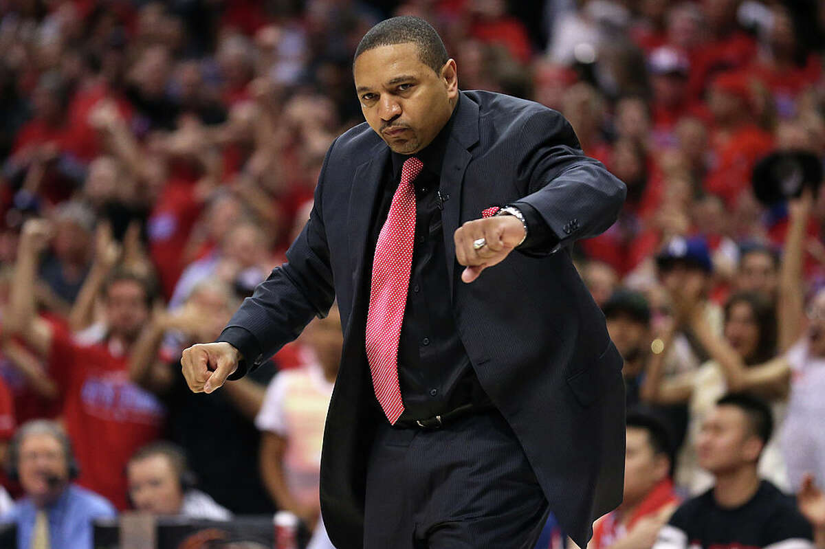 El ex entrenador en jefe de los Golden State Warriors, Mark Jackson, hace un gesto mientras se queja con un árbitro.