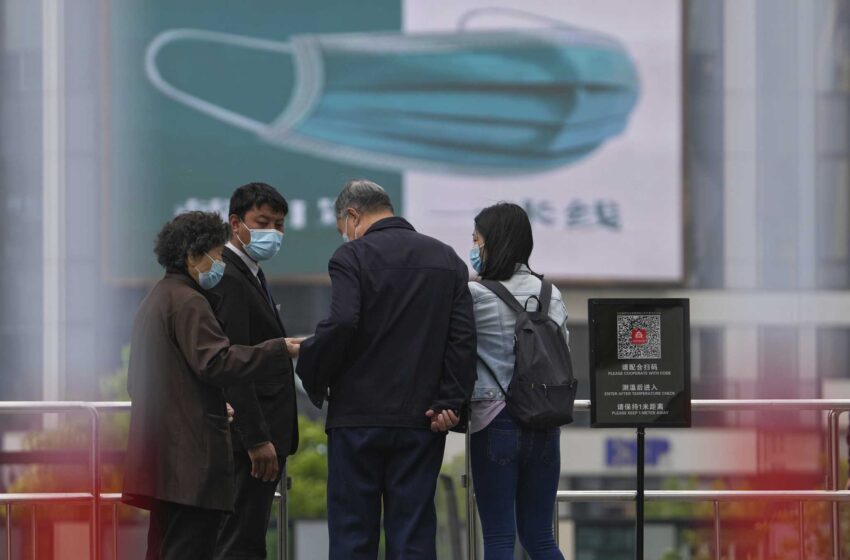  Shanghái erige barreras metálicas en la lucha contra el COVID-19