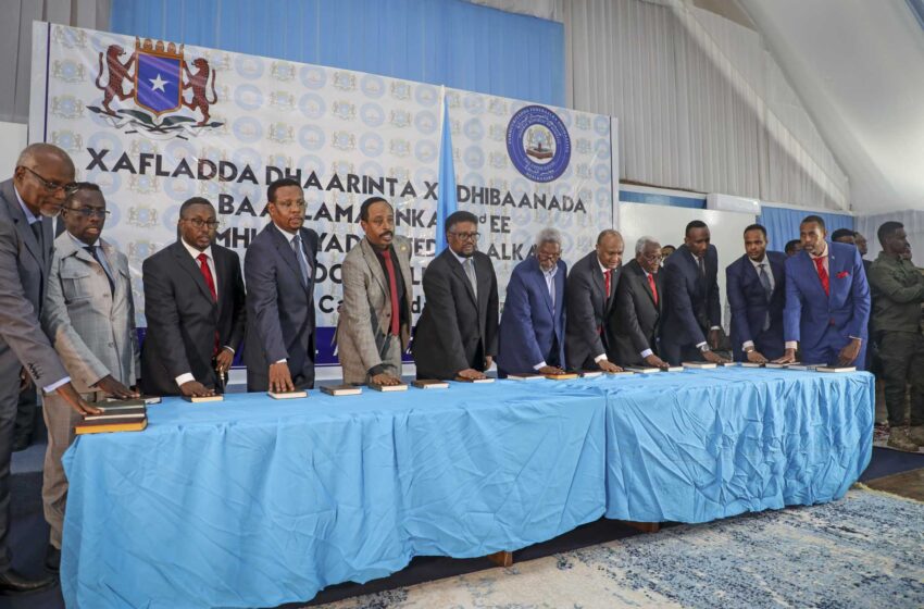  Somalia jura a los legisladores mientras la ONU advierte de la hambruna