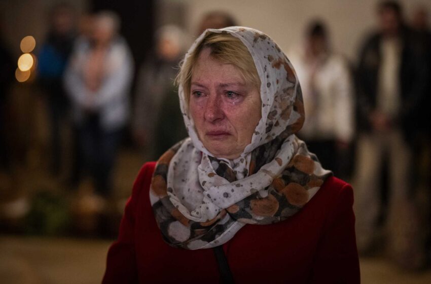  Ucrania celebra la Pascua ortodoxa con oraciones por los atrapados