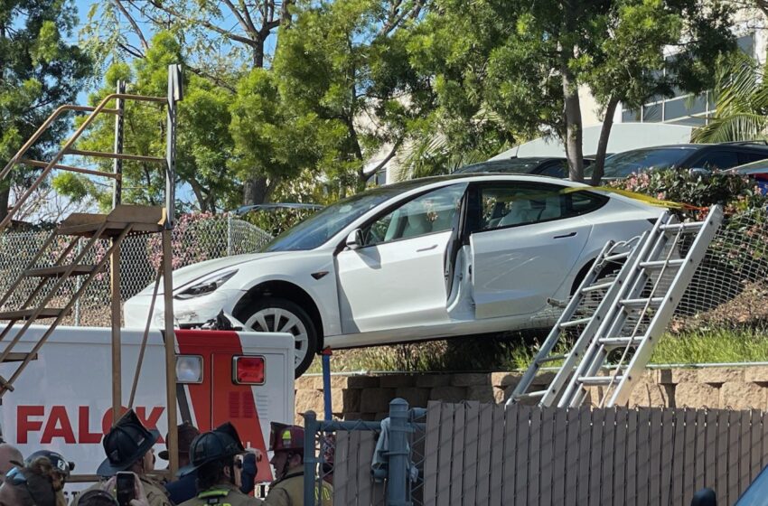  Un Tesla choca contra el techo de una ambulancia en California y deja tres heridos