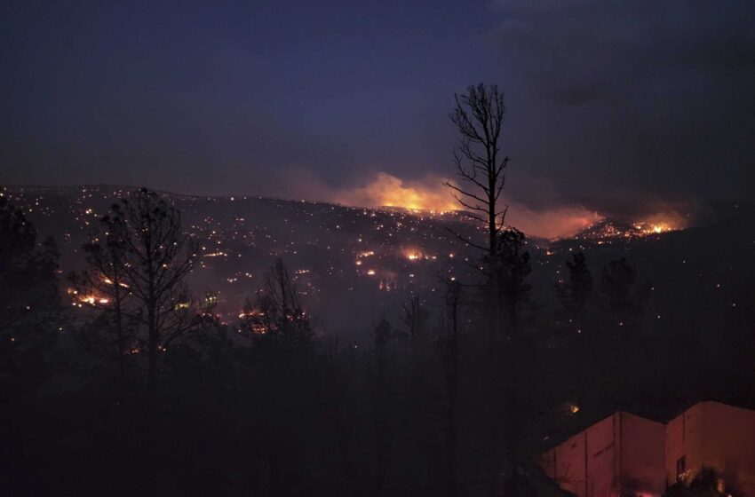  Un incendio forestal en Nuevo México mata a 2 personas y destruye casas