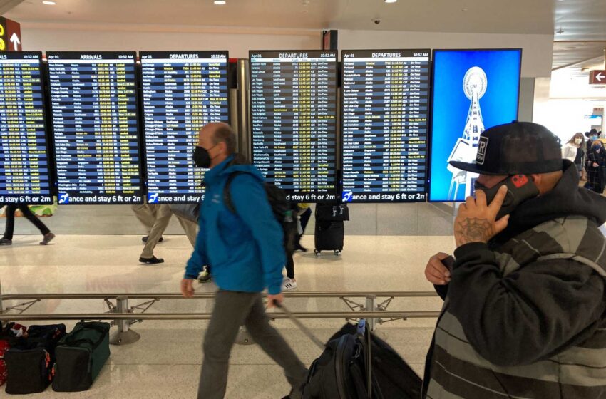  Un juez de Florida anula el mandato de las máscaras estadounidenses para los aviones y otros viajes