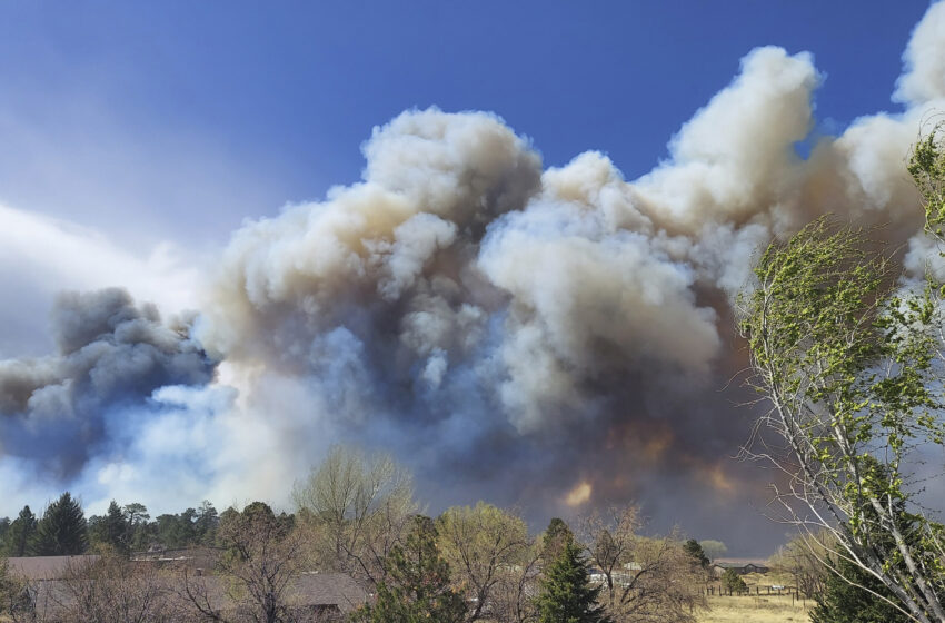  Un “muro de fuego” obliga a evacuar cerca de una ciudad turística de Arizona