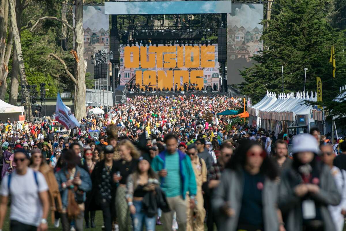 Las multitudes se abren paso desde Twin Peaks en Outside Lands en Golden Gate Park en San Francisco, California, el 31 de octubre de 2021.