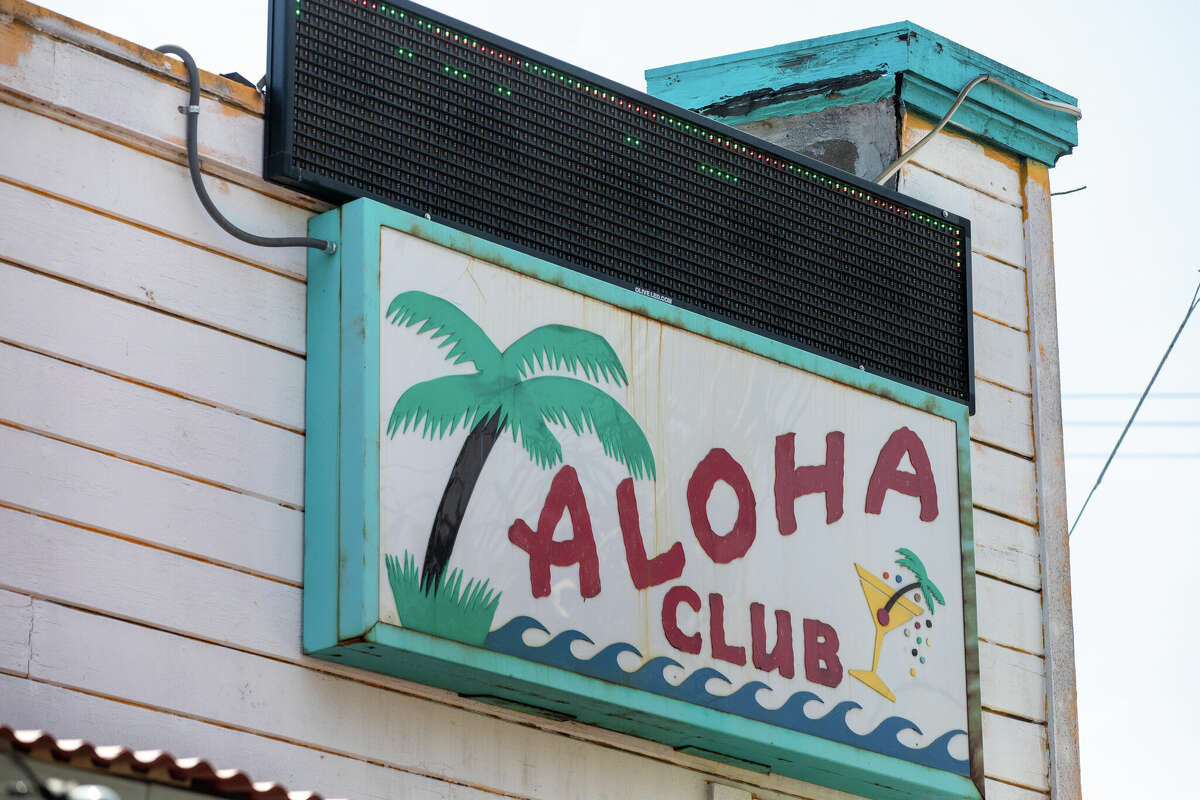 Un letrero cuelga afuera en la pared del Aloha Club en Oakland, California, el 29 de abril de 2022.