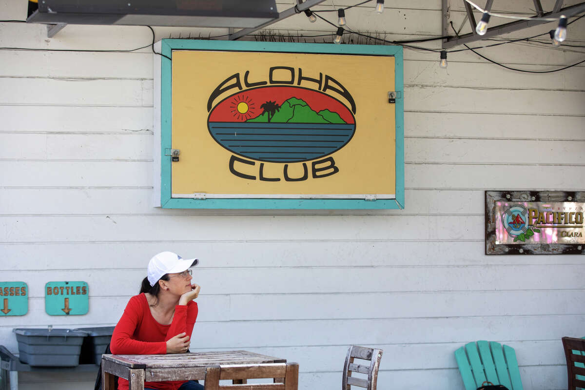 Un cliente se sienta en el patio del Aloha Club en Oakland, California, el 29 de abril de 2022.
