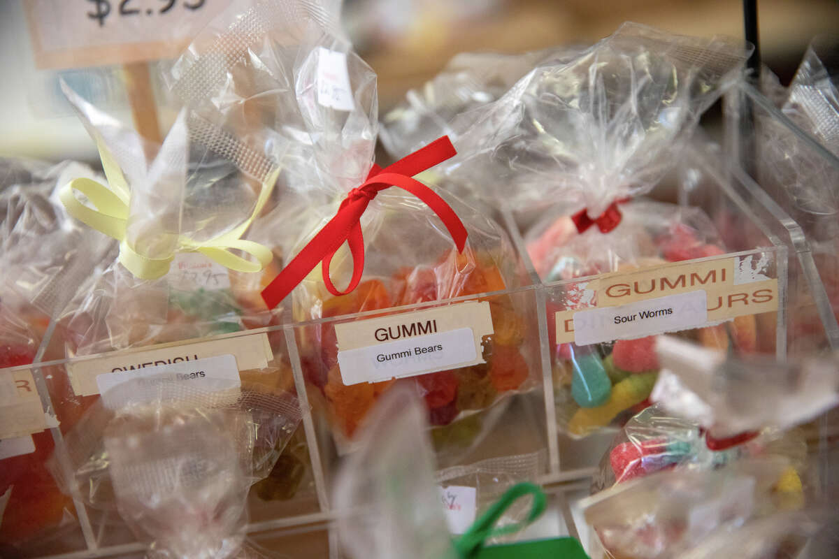 Algunos de los dulces variados disponibles en Preston's Candy & Ice Cream en Burlingame, California, el 10 de mayo de 2022.