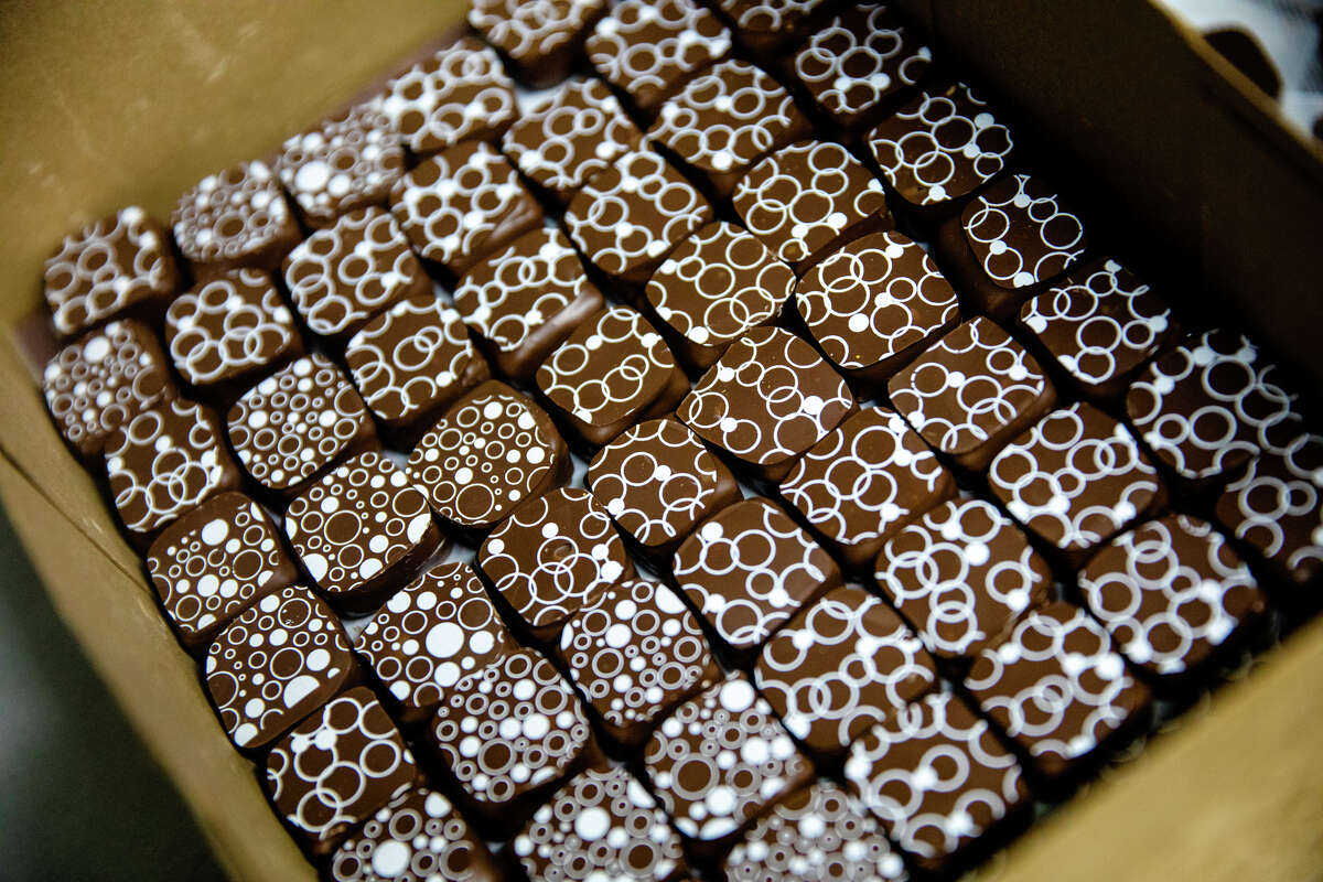 El chocolatero Javier Santiago parte de las trufas de chocolate disponibles en Preston's Candy & Ice Cream en Burlingame, California, el 10 de mayo de 2022.