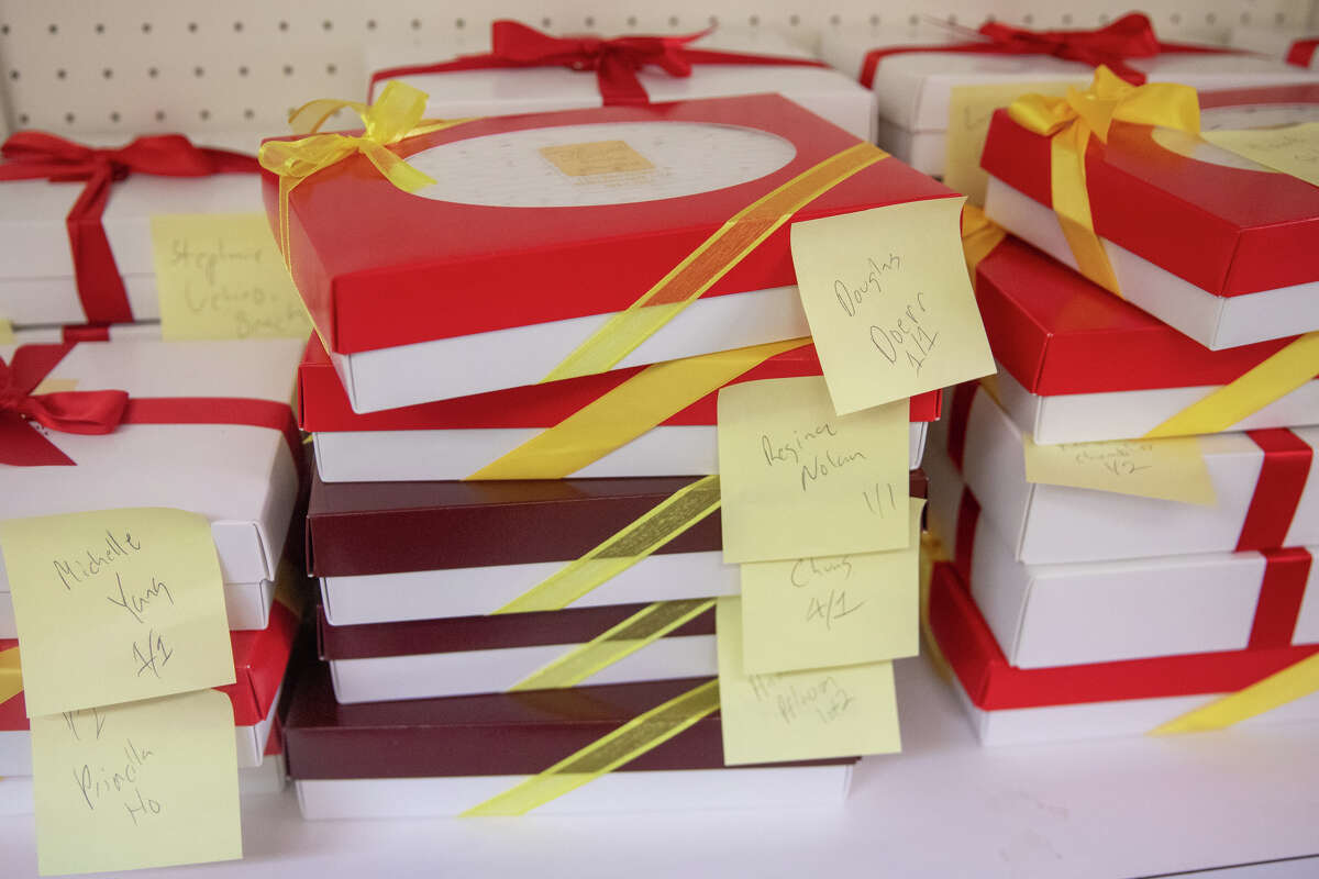 Parte de la 'caja de rescate' de chocolate en espera de ser recogida en Preston's Candy & Ice Cream en Burlingame, California, el 10 de mayo de 2022. Las cajas son para ayudar a las ventas en la tienda de 75 años que ha sufrido durante el COVID-19 pandemia.