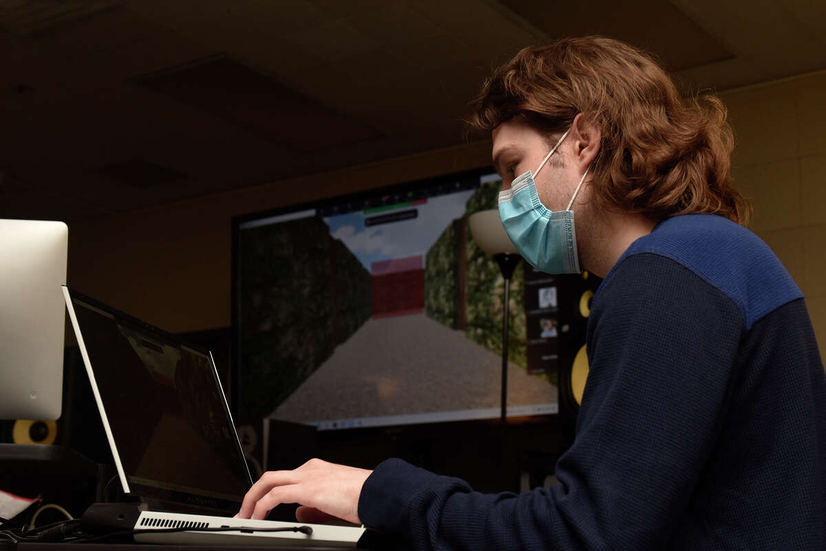 Karl Thalman, estudiante de SFSU, demuestra su proyecto final en la clase de composición de videojuegos de la escuela, el martes 3 de mayo de 2022. 