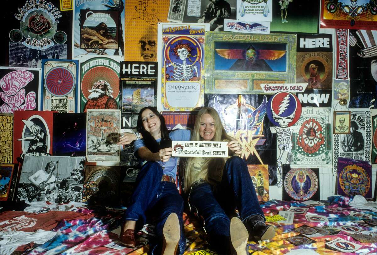 Deadheads posan frente a carteles de Grateful Dead en un apartamento de Haight-Ashbury en enero de 1980 en San Francisco.