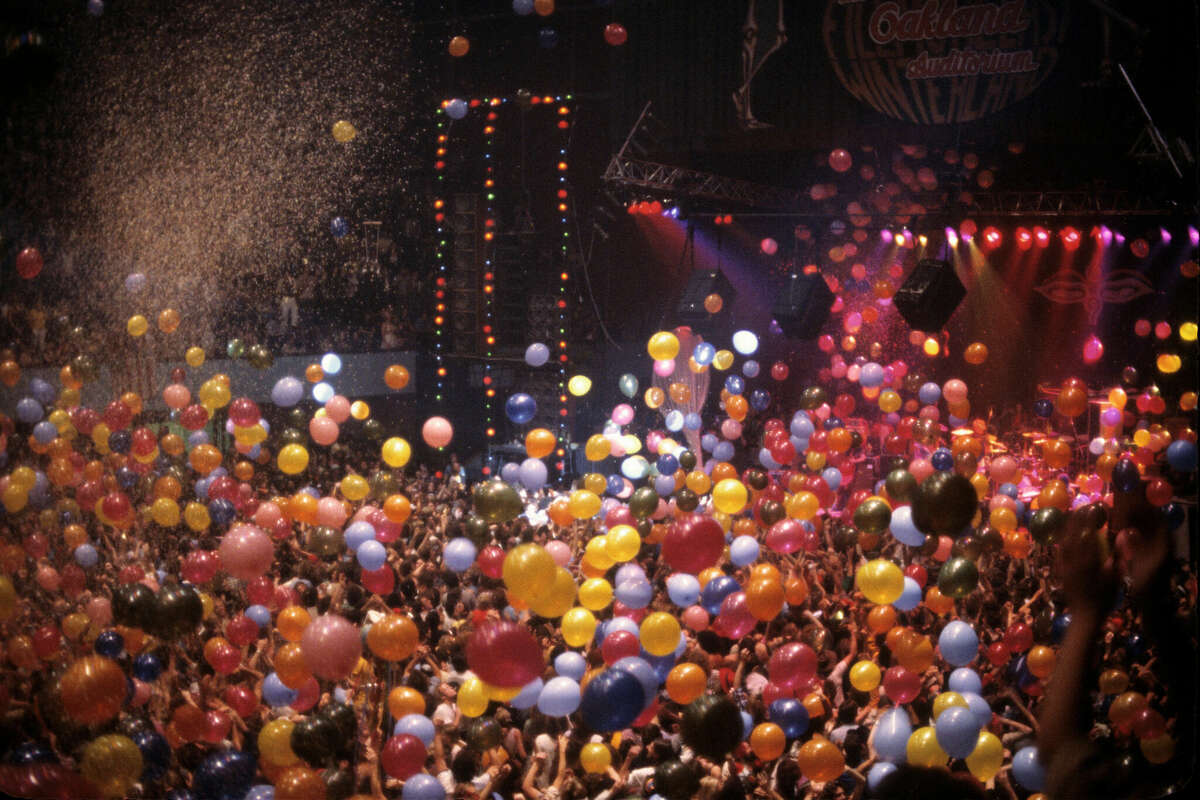 Los Grateful Dead celebran la víspera de Año Nuevo con una caída de globos en el Auditorio de Oakland el 31 de diciembre de 1979.
