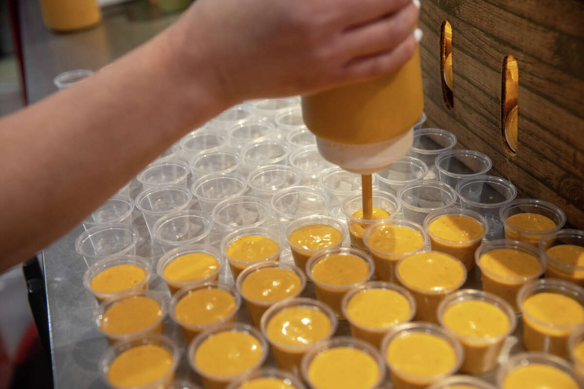 Un empleado llena contenedores de salsa de naranja exclusiva de La Victoria Taqueria en San José, California, el 10 de mayo de 2022.