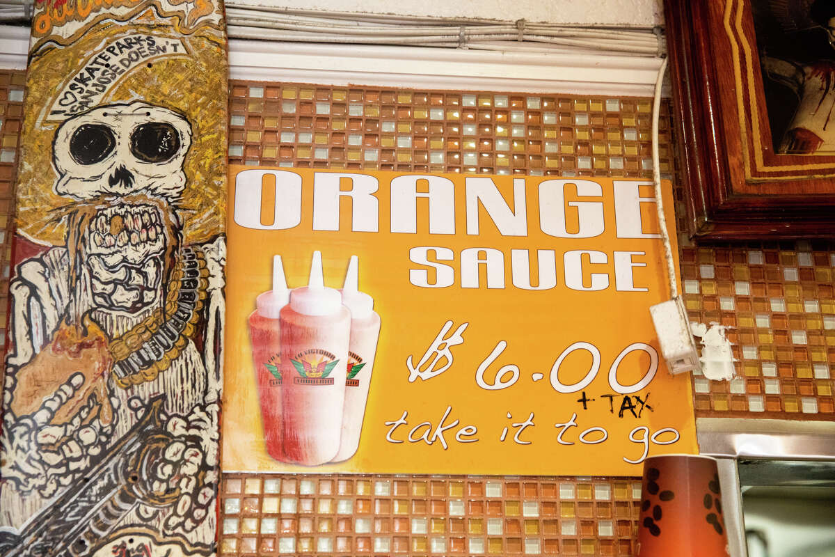 Un letrero informa a los clientes que pueden comprar salsa de naranja La Victoria Taqueria en su restaurante en San José, California, el 10 de mayo de 2022.
