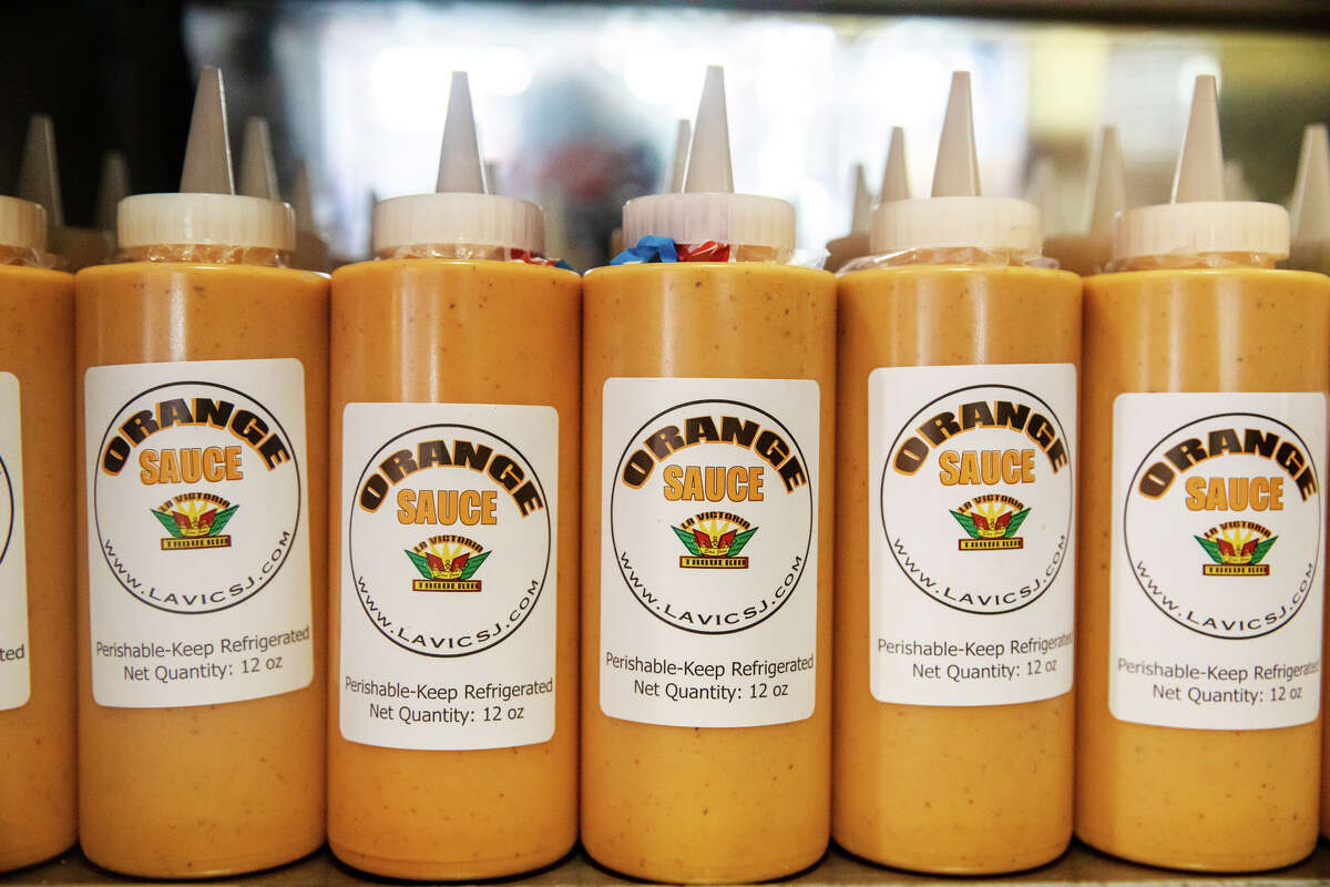 Botellas de salsa de naranja La Victoria Taqueria disponibles para la venta en su restaurante en San José, California, el 10 de mayo de 2022.