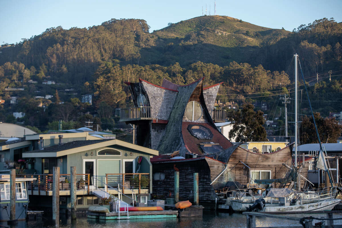 Algunas de las casas flotantes personalizadas que bordean los muelles a lo largo de la costa en Sausalito, California, el 9 de mayo de 2022.