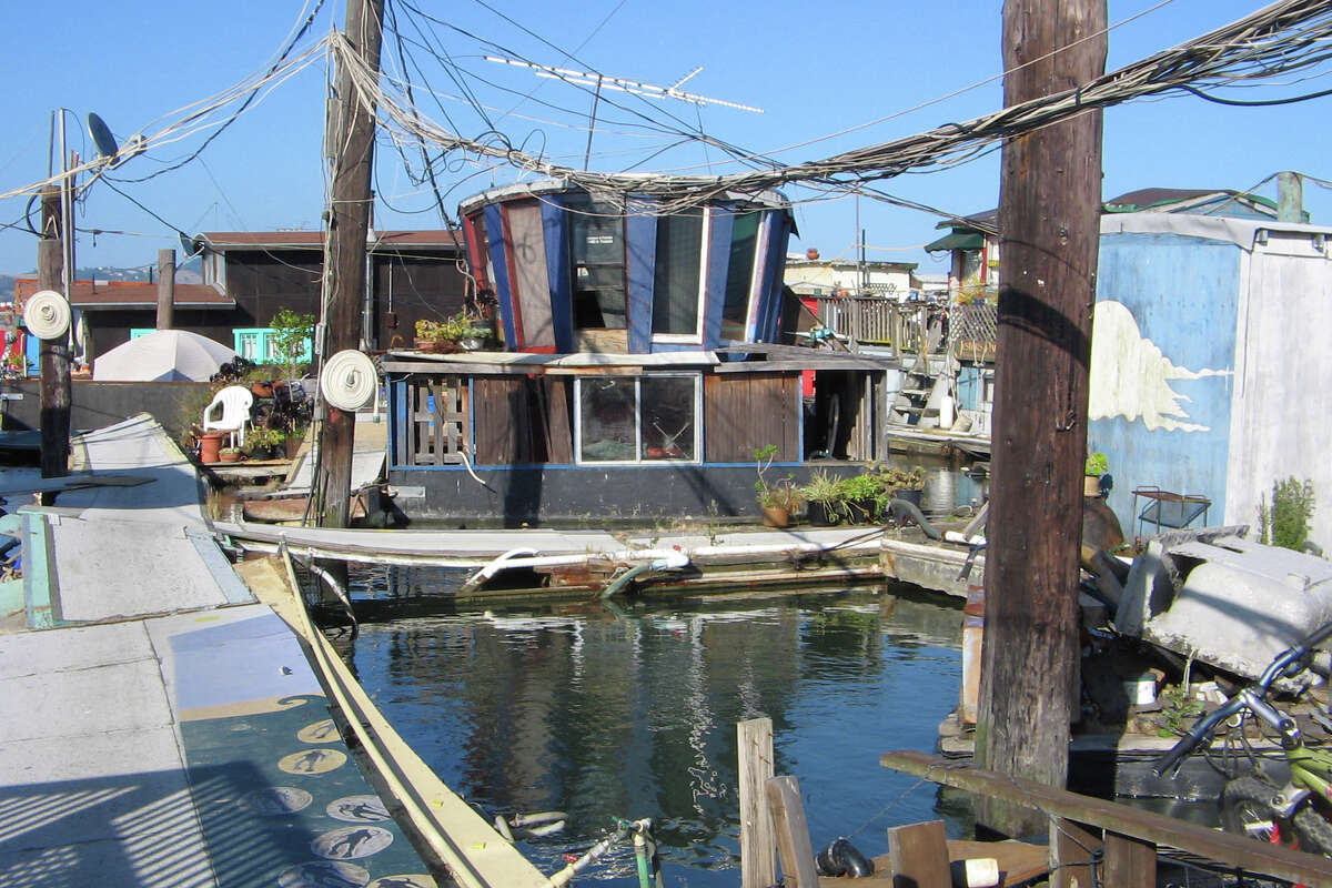 Vistas de la comunidad de casas flotantes de Gates, alrededor de 2005. 