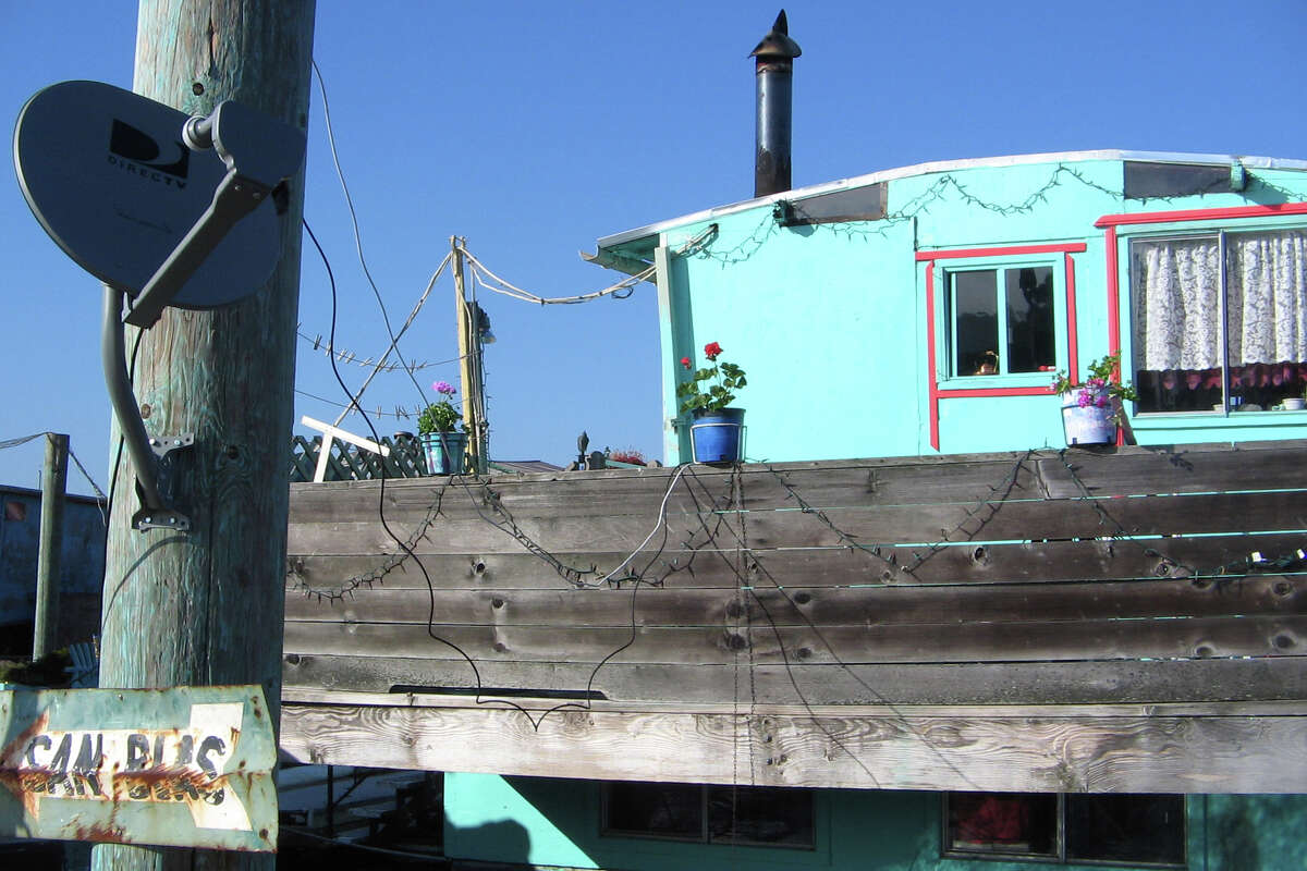 Vistas de la comunidad de casas flotantes de Gates, alrededor de 2005. 