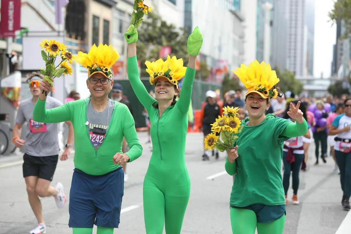 Corredores disfrazados participan en la carrera Bay to Breakers en San Francisco el 15 de mayo de 2022.