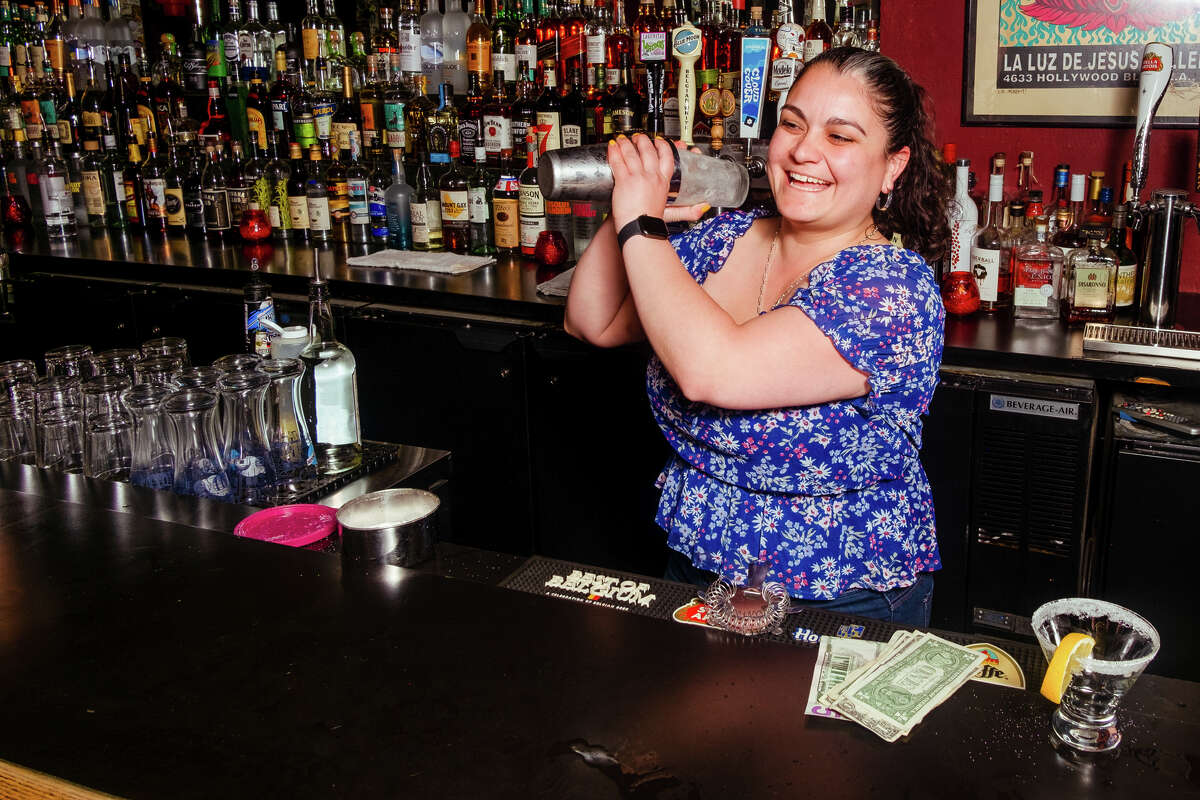 La bartender Monica Bragg prepara un Lemon Drop, uno de sus cócteles exclusivos elaborados con jugo recién exprimido en el bar Lower Haight en San Francisco, California, el 11 de mayo de 2022.