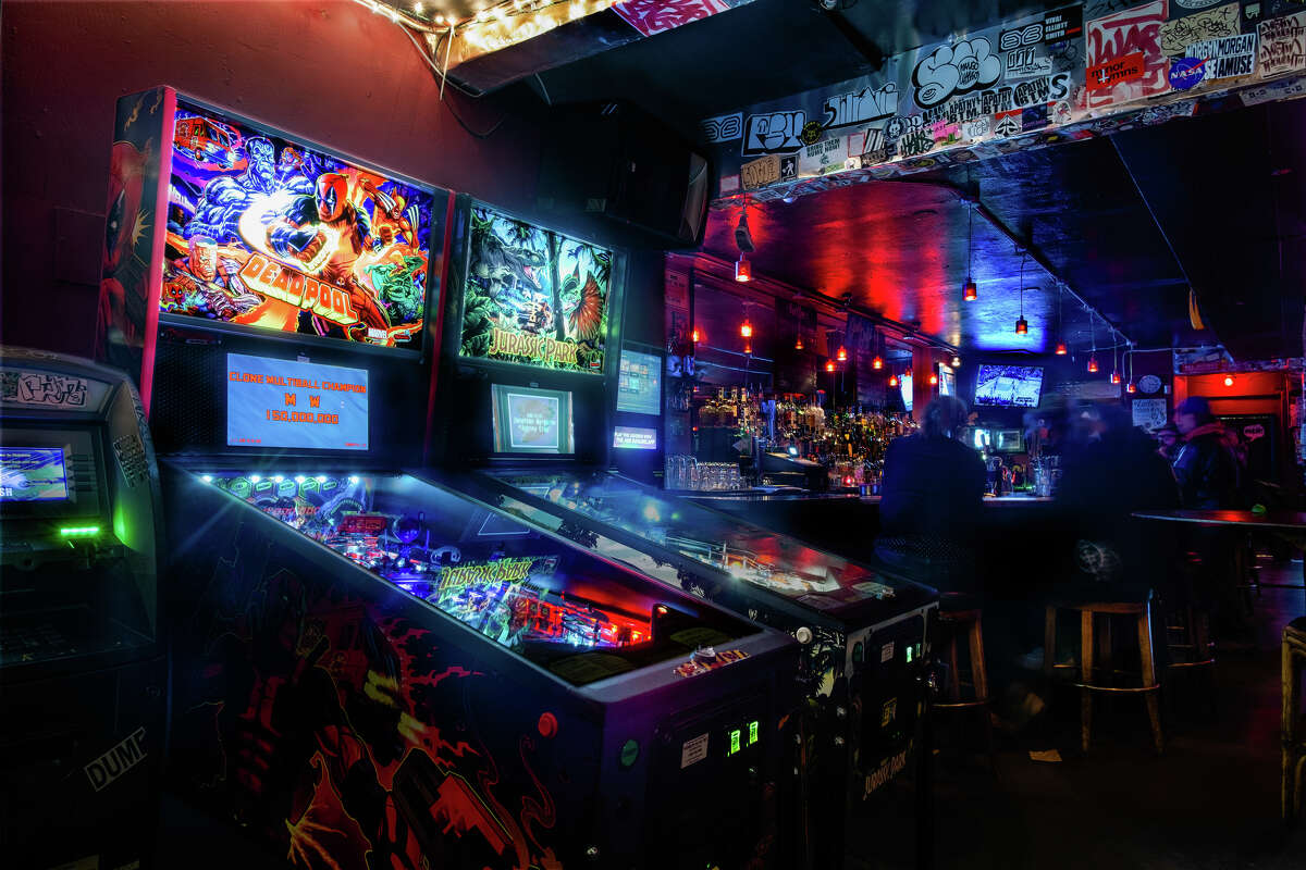 Las máquinas de pinball en Molotov's son una diversión bienvenida en el bar Lower Haight en San Francisco, California, el 11 de mayo de 2022.