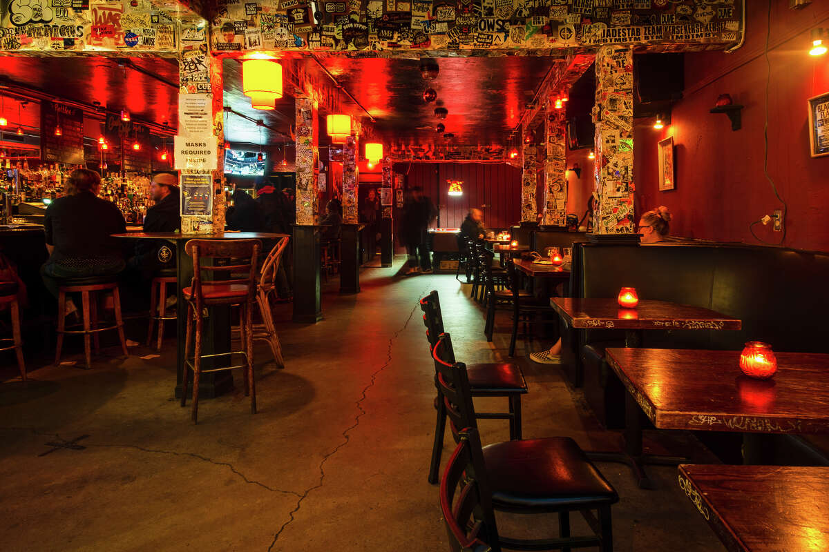 El espacioso bar Molotov ha sido sede de muchas noches salvajes en el Bajo Haight.