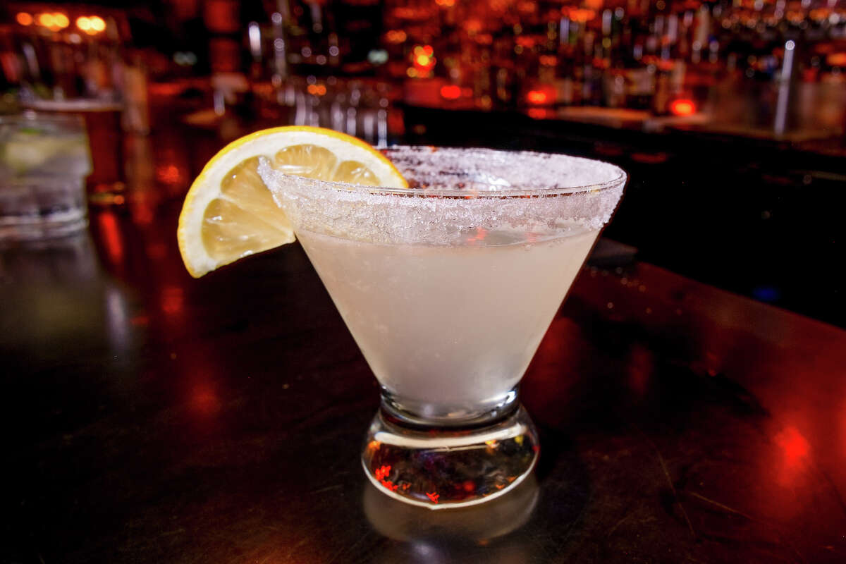 El Lemon Drop recién exprimido se destaca como uno de los cócteles exclusivos de la camarera Monica Bragg en el bar Lower Haight en San Francisco, California, el 11 de mayo de 2022.