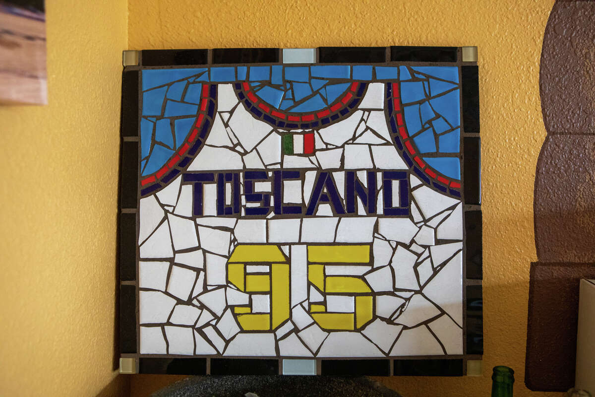 Un letrero con el título en mosaico dedicado al jugador de los Warriors, Juan Toscano-Anderson, en la pared de Taqueria La Mejor en Oakland, California, el 5 de mayo de 2022. La dueña de la taquería, Maria Pardo, es la abuela de Toscano-Anderson.