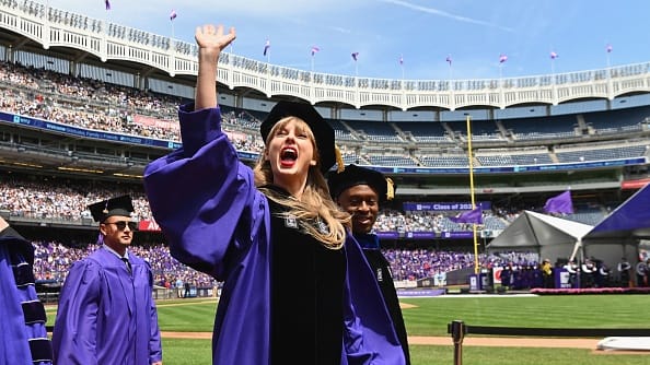  Taylor Swift dice a los graduados de la NYU: “Mis errores me llevaron a las mejores cosas de mi vida
