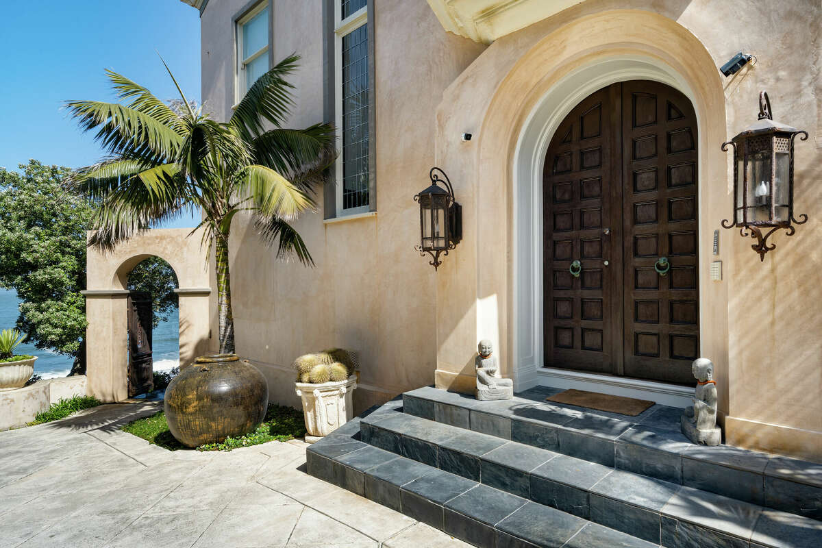 La entrada a la casa es lo suficientemente grandiosa como para enmarcar la mansión y el mar como telón de fondo. 