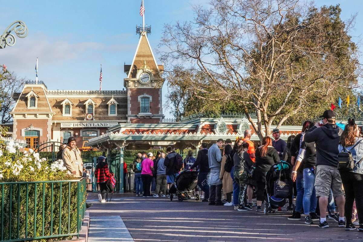 Los visitantes esperan para ingresar al Parque Disneyland el 13 de enero de 2020 en Anaheim, California.
