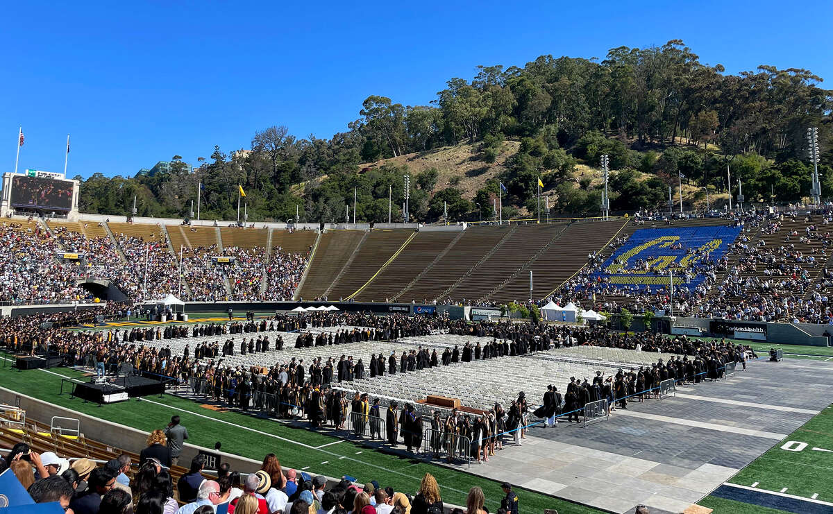 Los estudiantes ocupan sus asientos durante la graduación de la clase 2022 de UC Berkeley.
