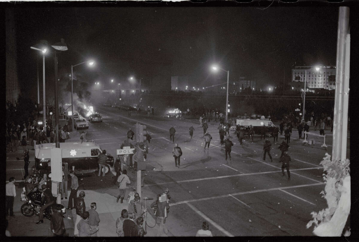 Manifestantes cerca del Ayuntamiento de San Francisco en la Noche Blanca del 21 de mayo de 1979, después del veredicto en el juicio de Dan White. 