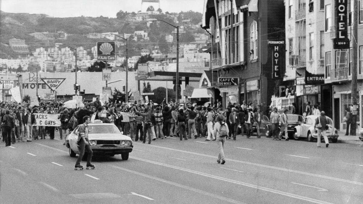 Una marcha de protesta en reacción al veredicto de homicidio involuntario de Dan White avanza por Upper Market Street el 21 de mayo de 1979.