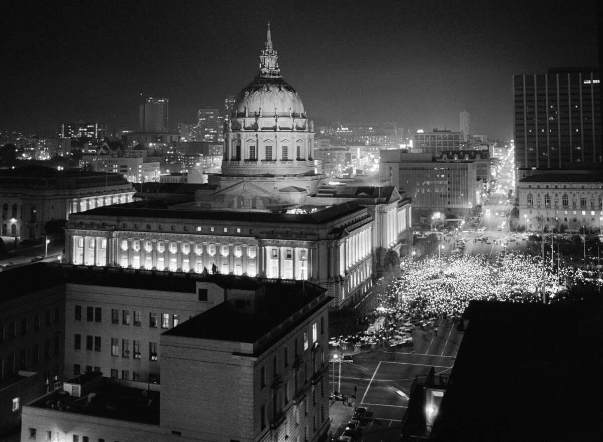 Una multitud estimada por la policía en 15,000 celebra un servicio con velas frente al Ayuntamiento de San Francisco en honor al alcalde asesinado George Moscone y al supervisor Harvey Milk. 