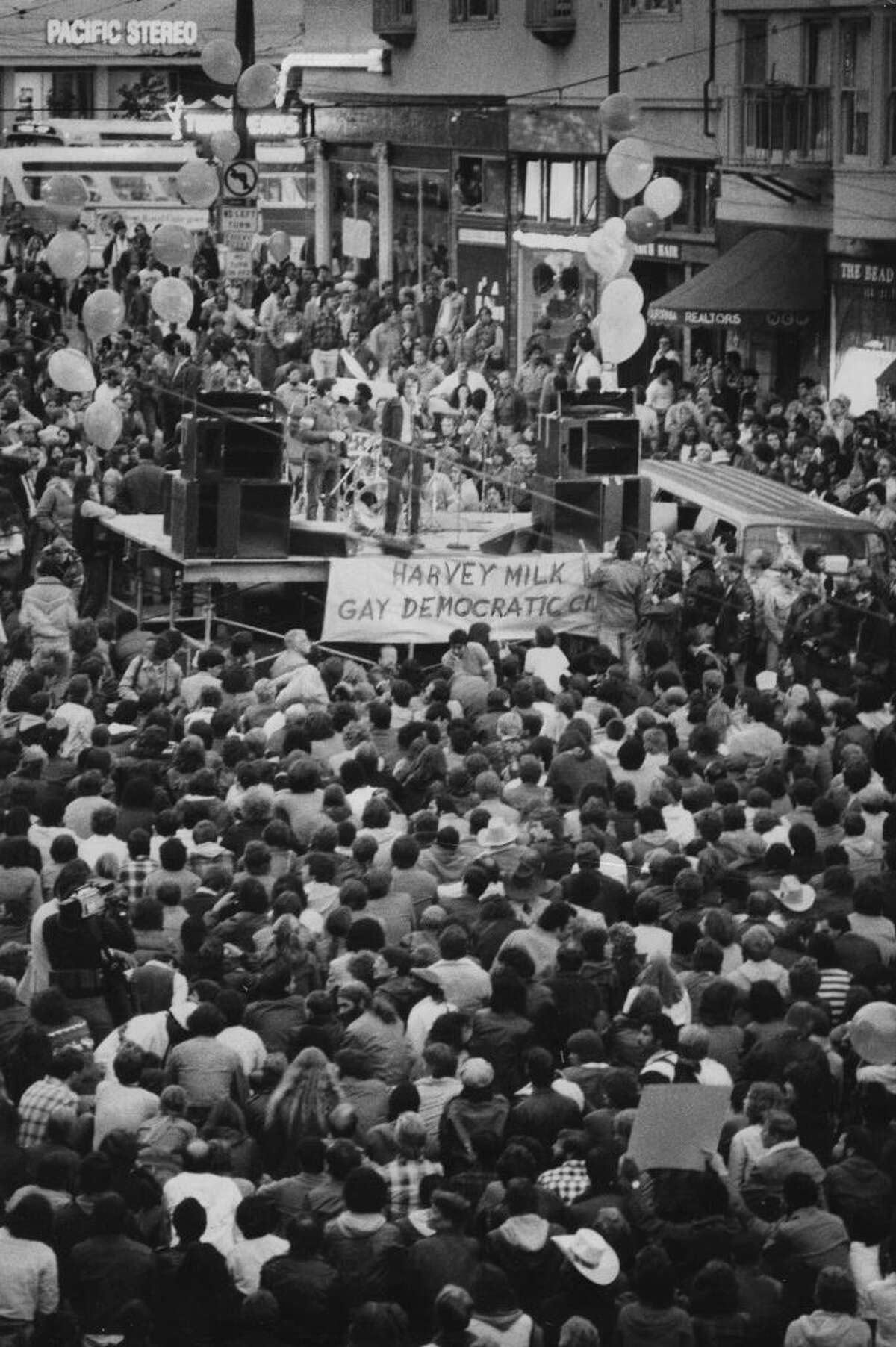 Los manifestantes responden al veredicto de homicidio involuntario en el juicio de Dan White por los asesinatos de Harvey Milk y George Moscone.