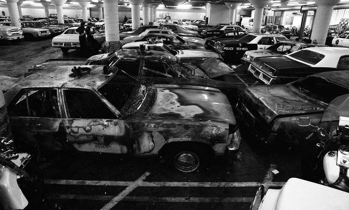 Coches de policía de San Francisco que fueron quemados durante la Noche Blanca que tuvo lugar la noche del veredicto de Dan White, el 21 de mayo de 1979.