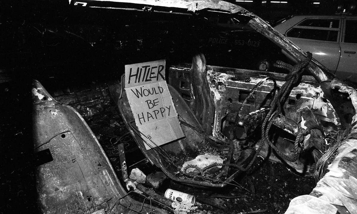 Coches de policía de San Francisco que fueron quemados durante la Noche Blanca que tuvo lugar la noche del veredicto de Dan White, el 21 de mayo de 1979.